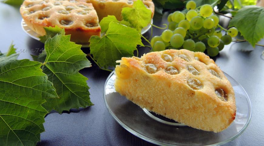 Пирог с виноградом готов к подаче