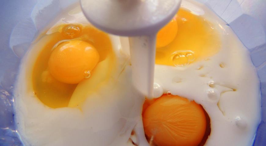 В кефир добавляем яйца