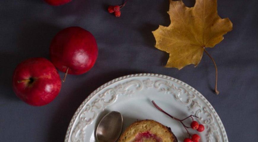 Осенний рулет с яблочным пюре, брусникой и шоколадом