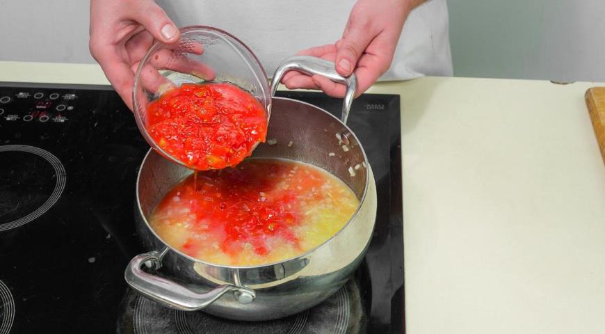 Фото приготовления рецепта: Томатный суп с горбушей и оливками, шаг №2