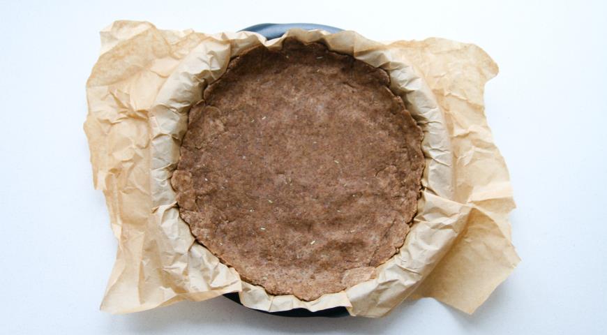 Выкладываем тесто в форму для приготовления пирога