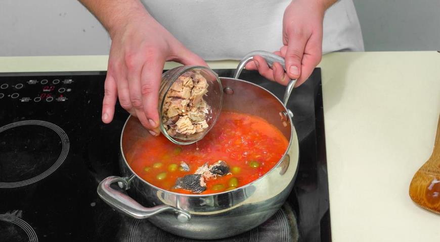 Фото приготовления рецепта: Томатный суп с горбушей и оливками, шаг №3
