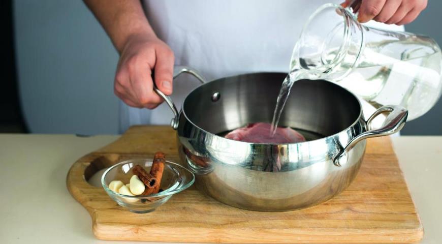 Фото приготовления рецепта: Праздничное рагу из индейки с тыквой и черносливом, шаг №1