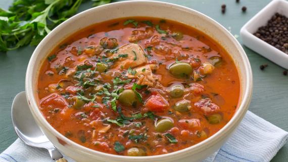 Томатный суп с горбушей и оливками