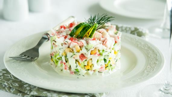 Все рецепты салатов с крабовыми палочками на сайте Гастроном.ру