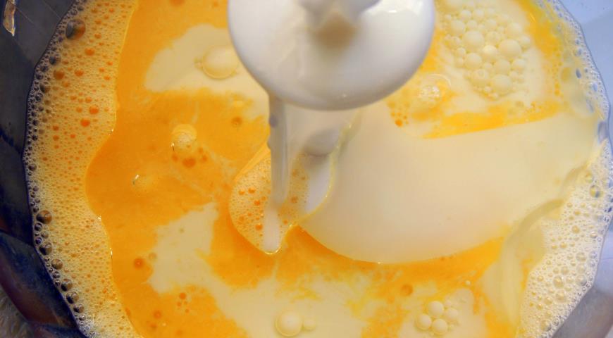 Соединяем яйцо, молоко, мёд и масло