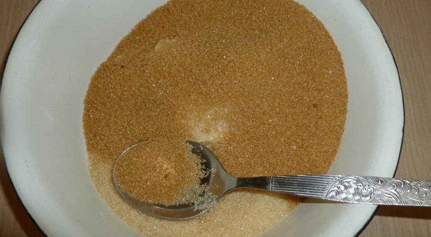 Смешиваем муку с сахаром для приготовления карамельного пудинга