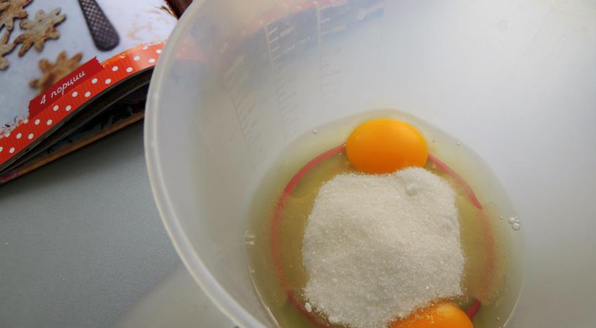 Смешиваем яйца с солью и сахаром для приготовления ржаного печенья