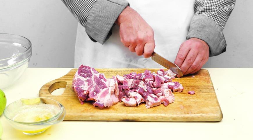 Фото приготовления рецепта: Рагу из свинины с сельдереем и яблоками, шаг №1