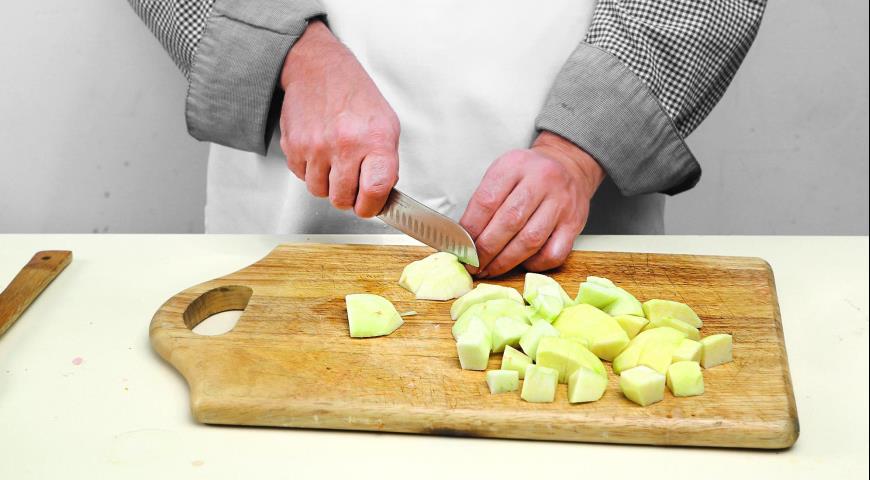 Фото приготовления рецепта: Рагу из свинины с сельдереем и яблоками, шаг №6
