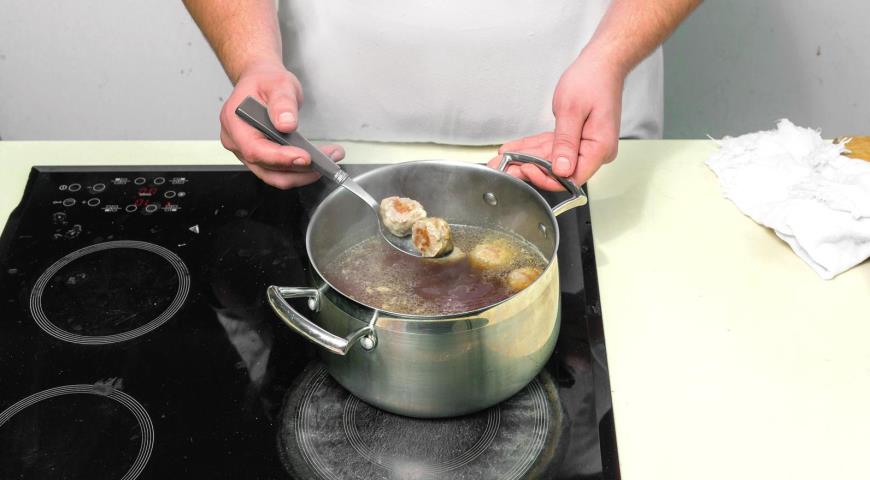 Фото приготовления рецепта: Азиатский суп с фрикадельками, шаг №4