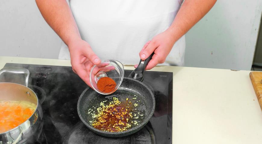 Фото приготовления рецепта: Тыквенный суп-пюре со сливками, шаг №4
