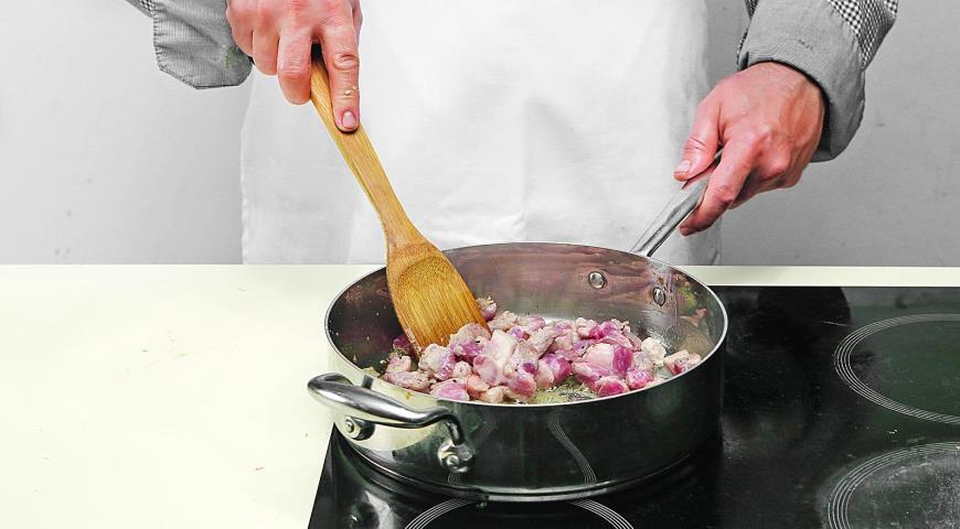 Фото приготовления рецепта: Рагу из свинины с сельдереем и яблоками, шаг №3