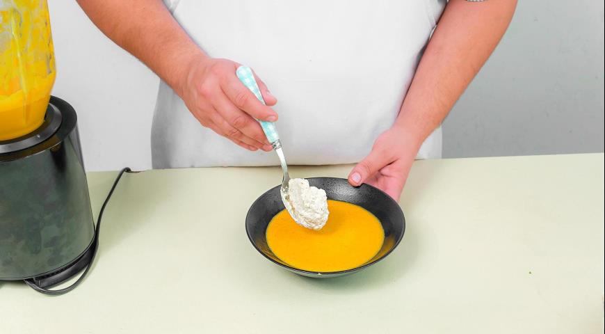 Фото приготовления рецепта: Тыквенный суп-пюре со сливками, шаг №6