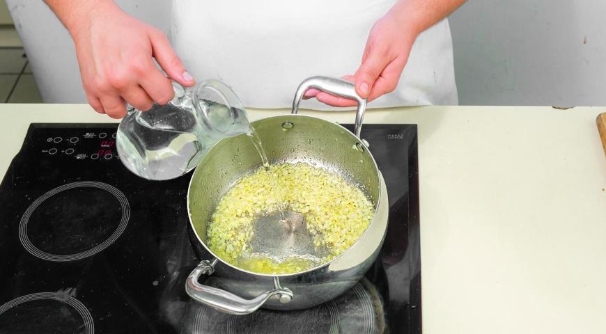Фото приготовления рецепта: Тыквенный суп-пюре со сливками, шаг №3
