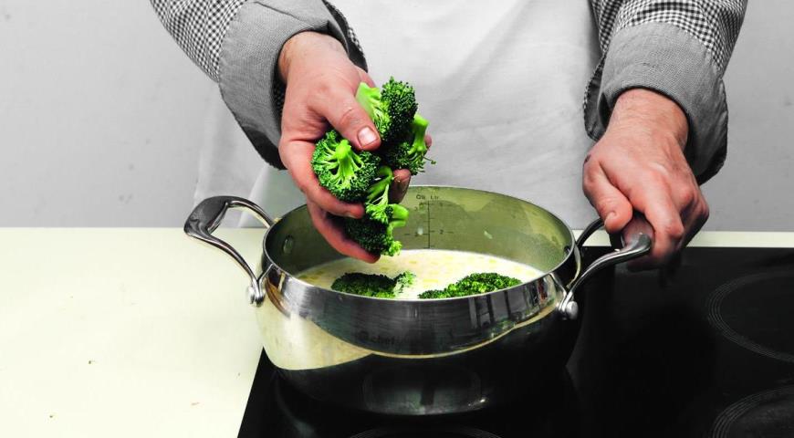 Фото приготовления рецепта: Суп из брокколи с адыгейским сыром, шаг №2