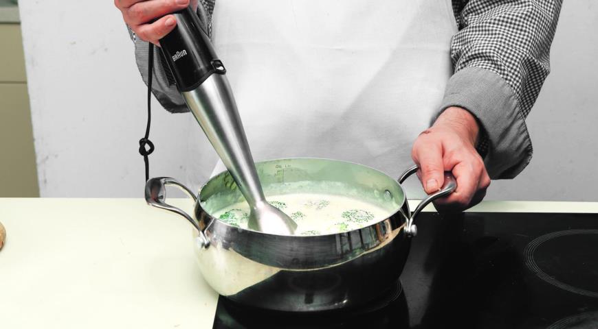 Фото приготовления рецепта: Суп из брокколи с адыгейским сыром, шаг №3