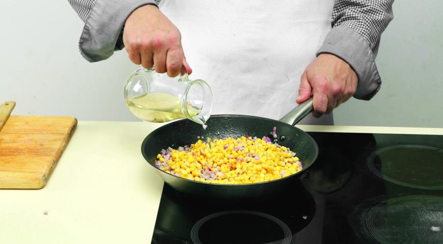 Фото приготовления рецепта: Рагу из кукурузы с зеленой фасолью и зирой, шаг №5