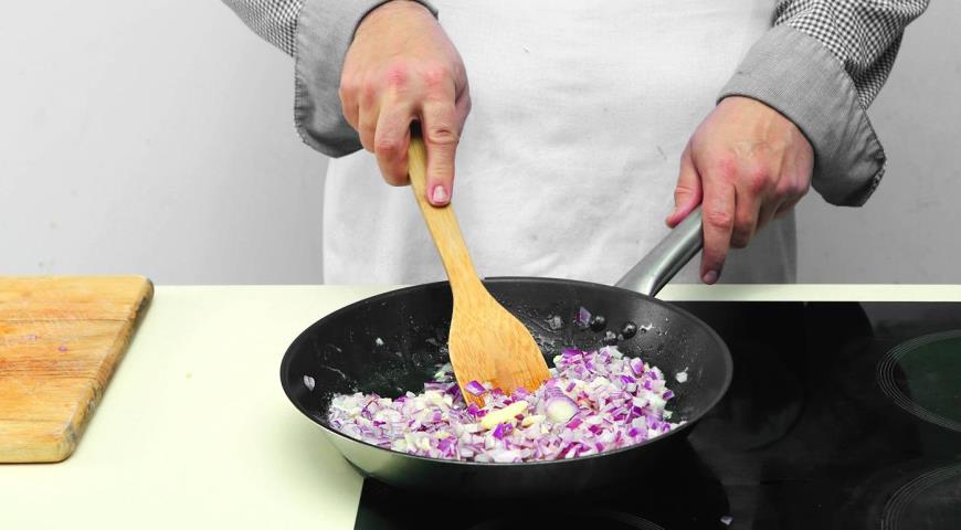 Фото приготовления рецепта: Рагу из кукурузы с зеленой фасолью и зирой, шаг №3