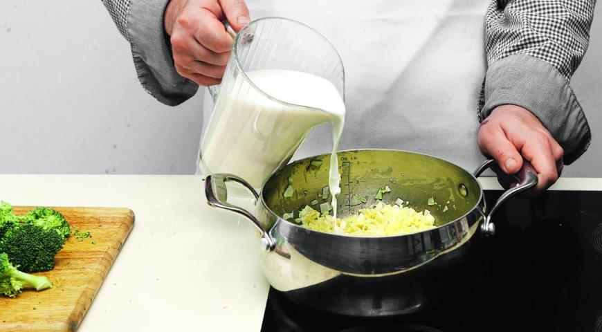 Фото приготовления рецепта: Суп из брокколи с адыгейским сыром, шаг №1