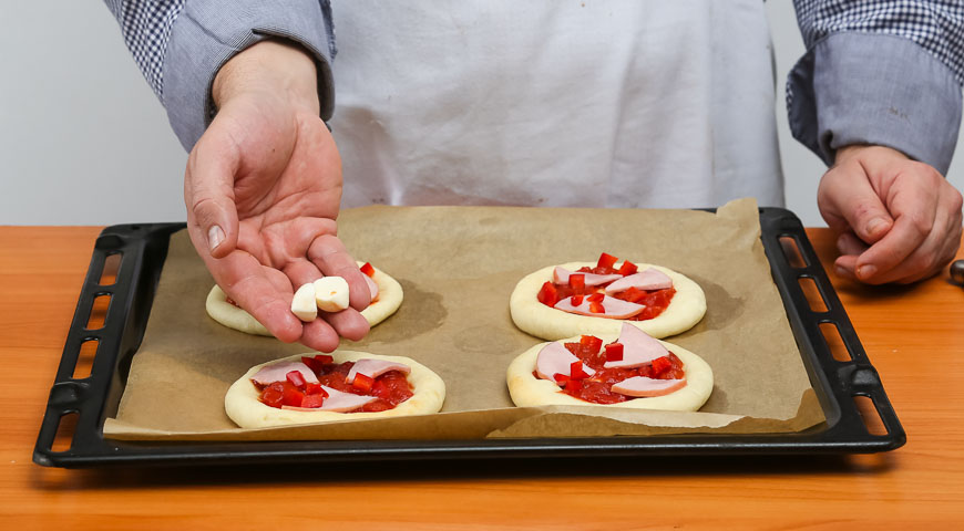 Фото приготовления рецепта: Мини-пицца, шаг №5
