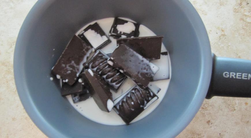 Растапливаем шоколад со сливками для приготовления глазури