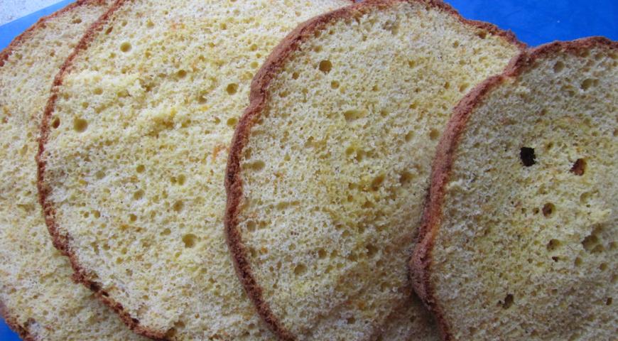 Для приготовления праздничного торта готовый бисквит разрезаем на части