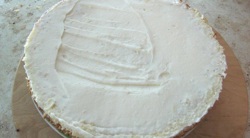 Промазываем коржи кремом для торта 