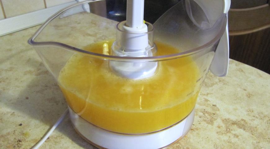 Выдавливаем сок из апельсинов для бисквита