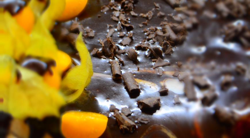 Торт "Трюфельный" украшаем физалисом и кусочками шоколада