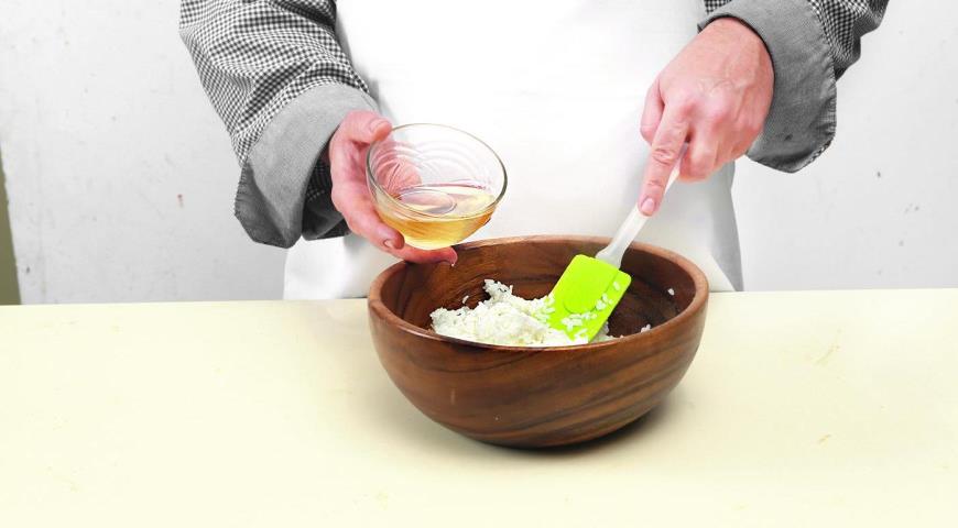 Фото приготовления рецепта: Футомаки с лососем, авокадо и огурцом, шаг №2
