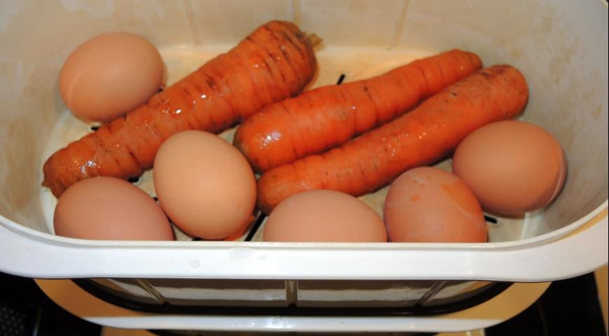 Отвариваем морковь и яйца для салата