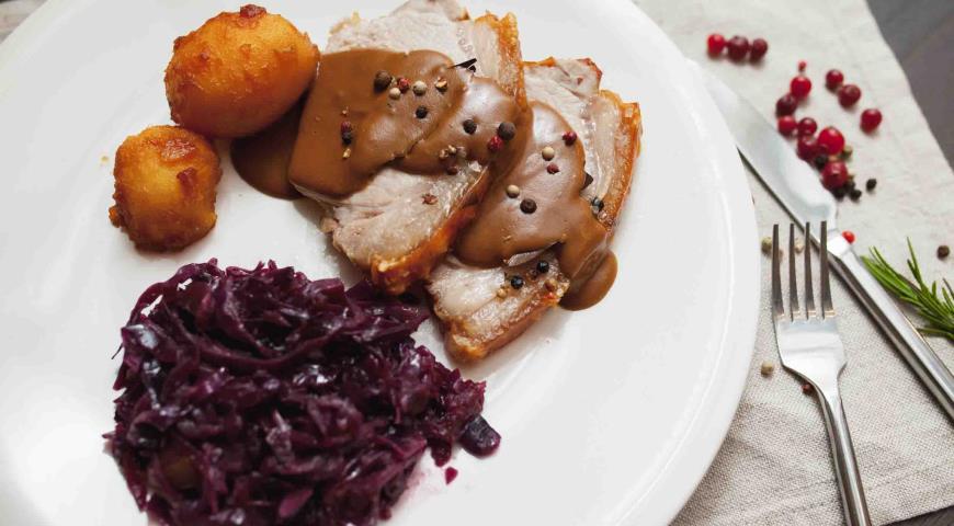 Рецепт Flæskesteg – запеченная свинина с карамелизированным картофелем и красной кисло-сладкой капустой