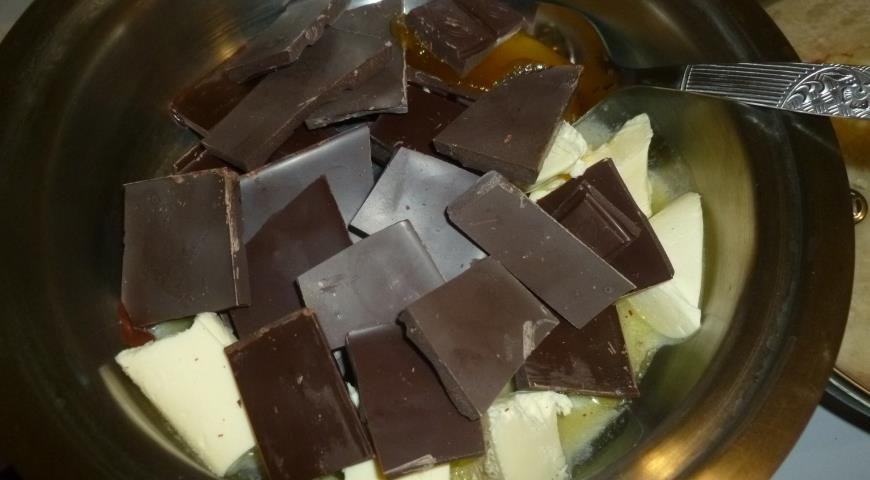 Растапливаем шоколад с маслом для приготовления начинки