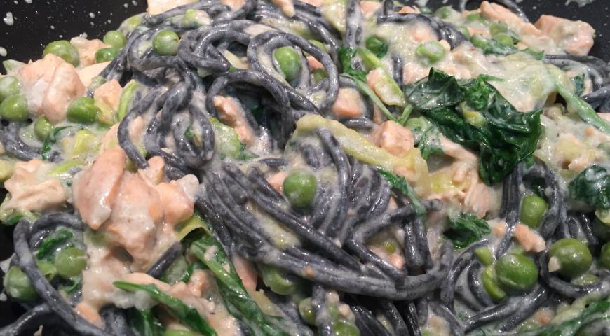 Рецепт Черные спагетти с красной рыбой, зелёным горошком и голубым сыром