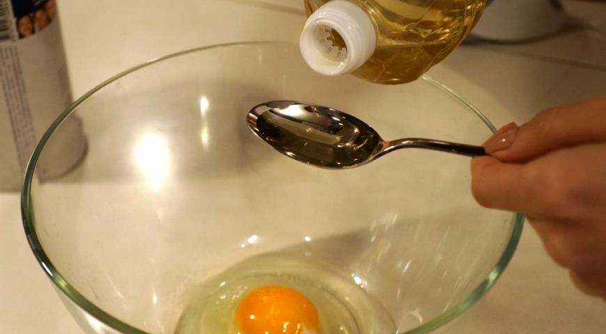 Добавляем оливковое масло к яйцам