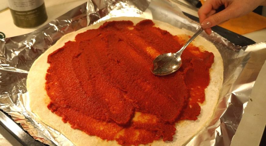 Смазываем тесто для пиццы томатной пастой