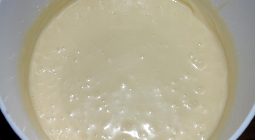 Взбиваем сливочное масло со сгущенным молоком для крема