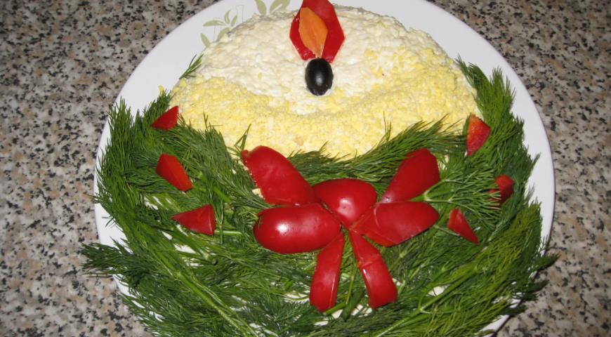 Украшаем новогодний салат "Снеговик"
