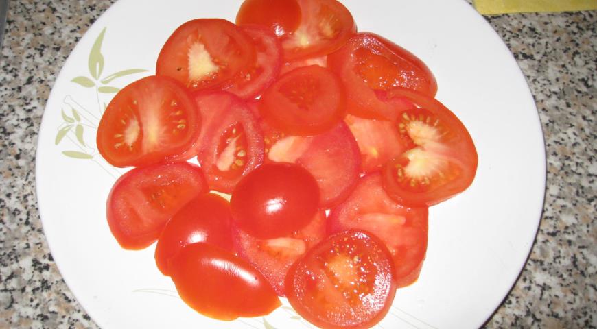 Выкладываем помидоры на блюдо для приготовления салата