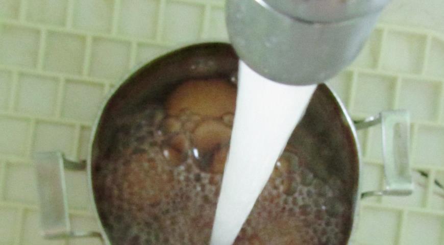 Отваренные яйца заливаем холодной водой