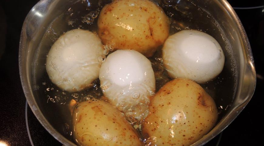 Отвариваем картофель с яйцами для салата с индейкой