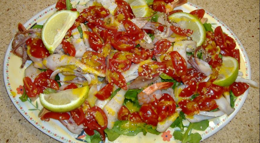 Рецепт Легкий салат с кальмарами, креветками и помидорами черри
