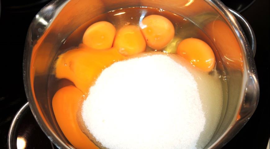 Взбиваем яйца с сахаром, готовим тесто для бисквита