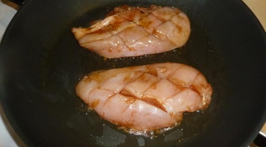 Куриное филе обжариваем на сковороде до готовности