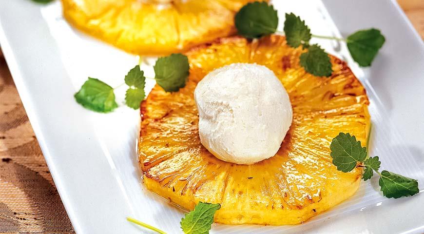Десерт из ананаса с мороженым
