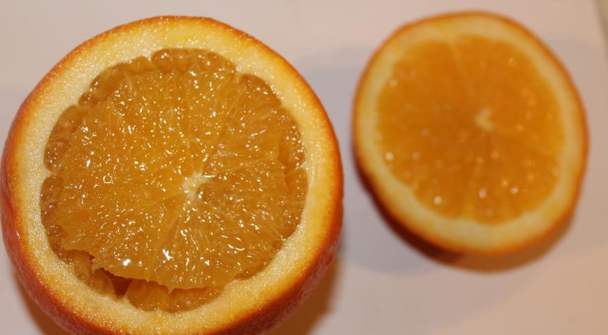 Апельсины разрезаем, вырезаем мякоть