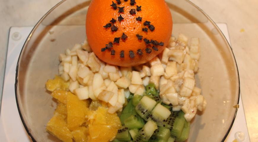 Нарезанные фрукты перемешиваем, наполняем ими апельсин, Фруктовое счастье готово