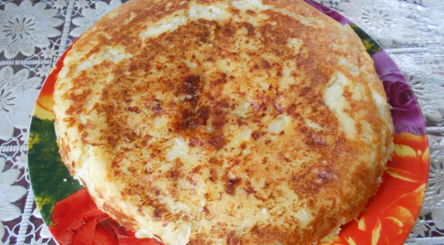 Готовый картофельный пирог с сардинами подаем в горячем виде