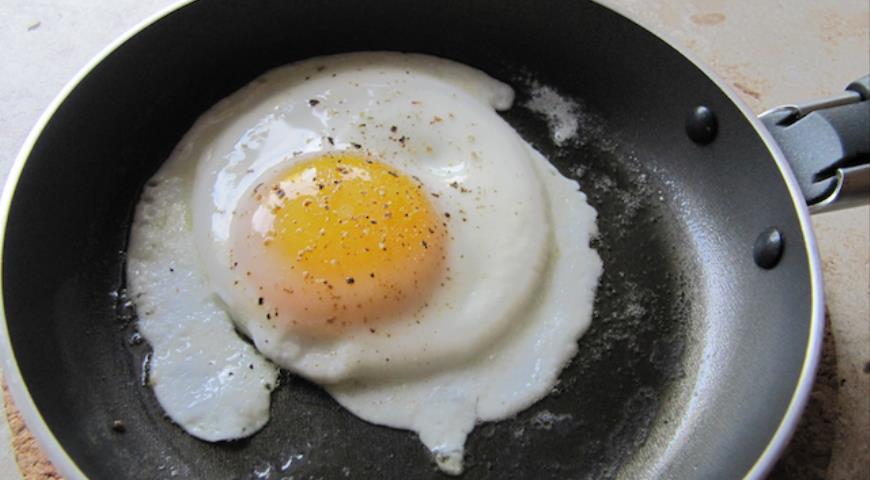 Поджариваем яйцо на сковороде
